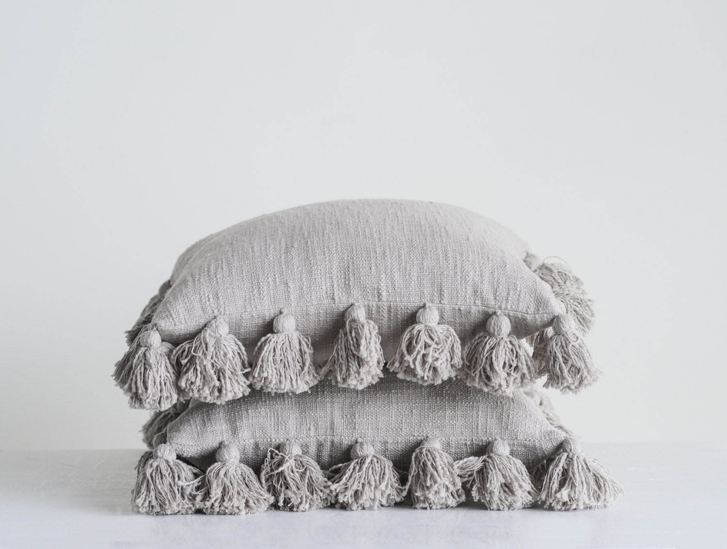 18" Square Woven Cotton Slub Pillow w/ Tassels, Grey